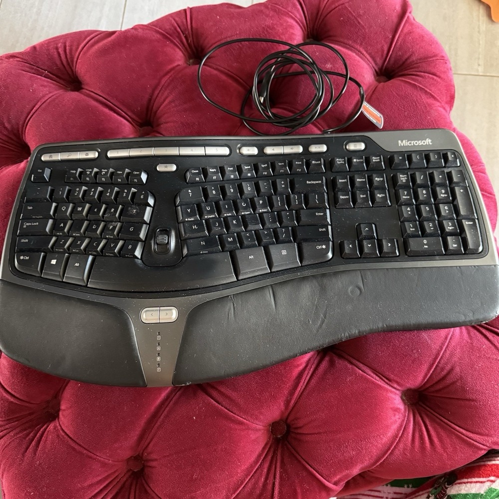 Microsoft Natural Ergonomic Curved Wired Keyboard 4000‎ v1.0 Model 1048
